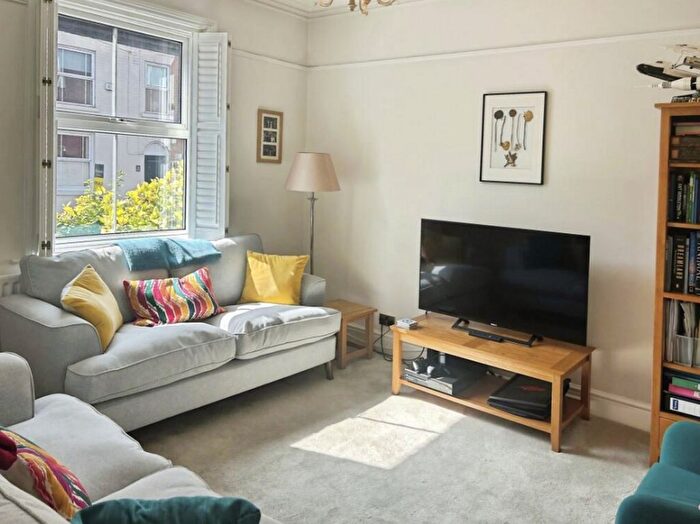 3 Bedroom Flat To Rent In New Malden, London, KT3