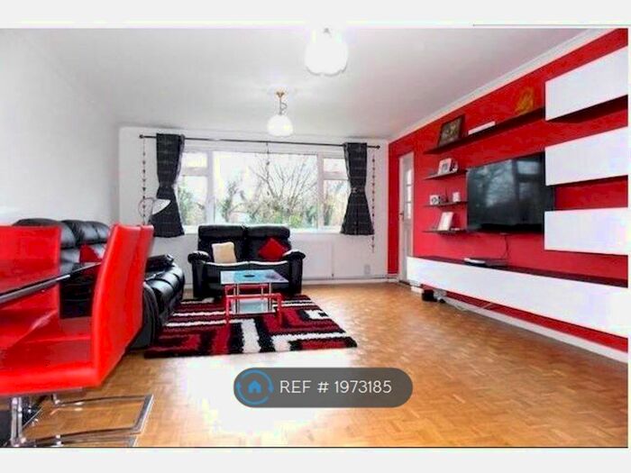 2 Bedroom Flat To Rent In Graham Court, Northolt, UB5