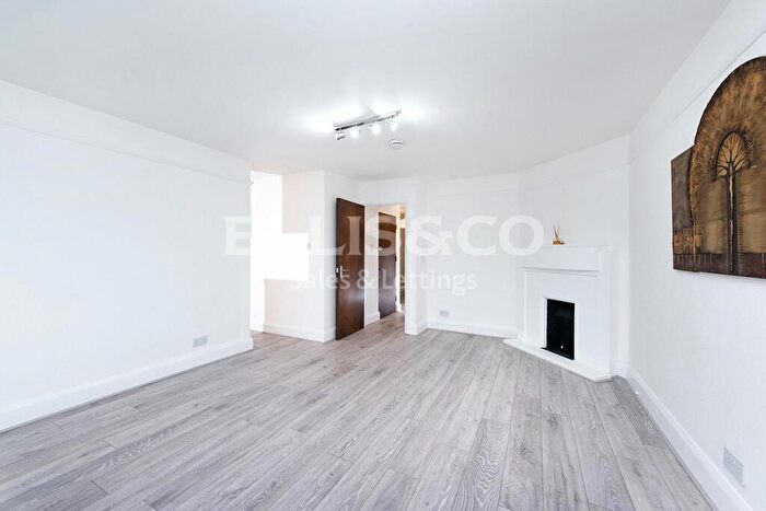 2 Bedroom Apartment For Sale In St Georges Road, Temple Fortune, NW11