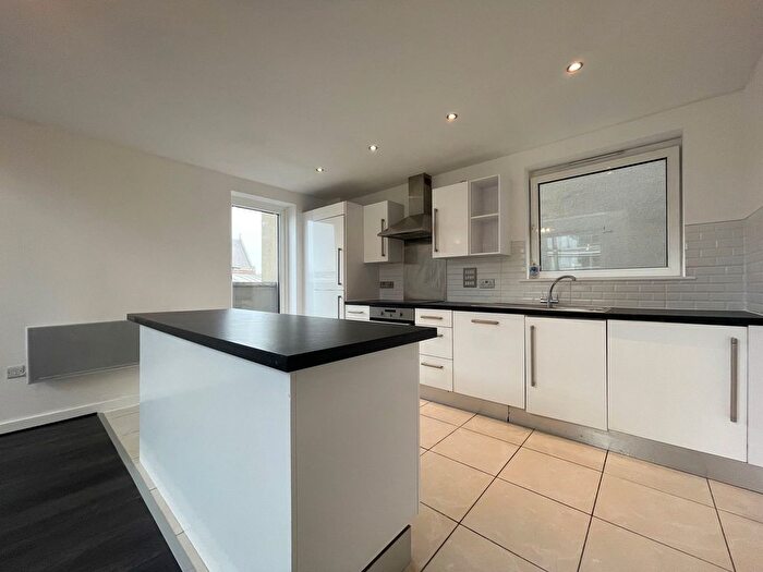 3 Bedroom Flat To Rent In Kingscote Way, Brighton, BN1