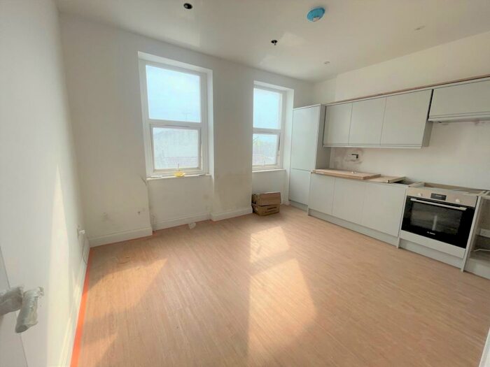 3 Bedroom Flat To Rent In Grand Parade, Haringey, N4