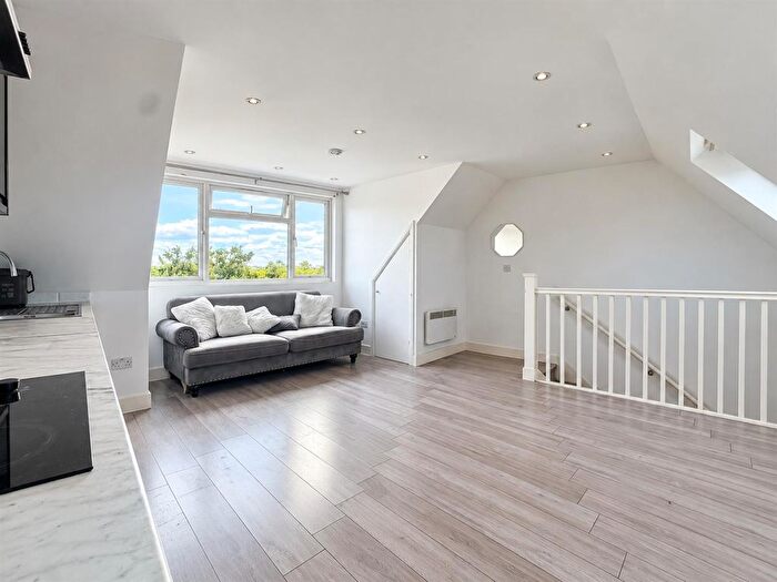 2 Bedroom Flat To Rent In Watford Way, Mill Hill, London, NW7