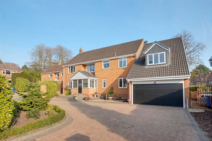 6 Bedroom Detached House For Sale In Larchmont Close, Elloughton, HU15