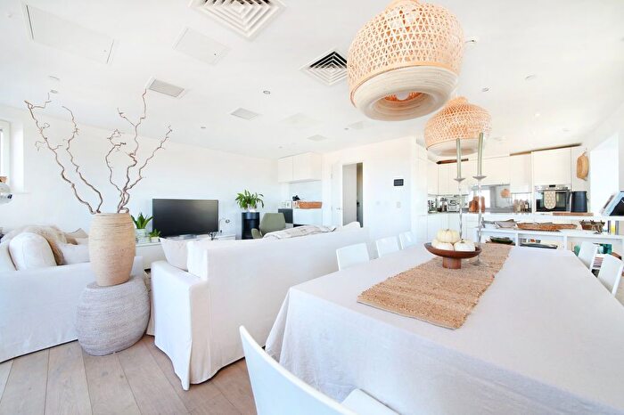 2 Bedroom Flat To Rent In St. Luke's Avenue, Clapham North, SW4