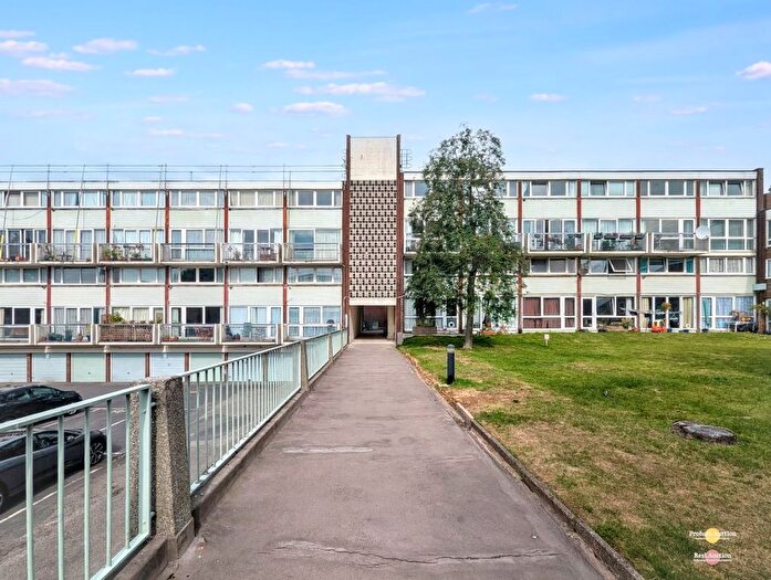 1 Bedroom Flat For Sale In Sylvan Road, Norwood, London, SE19