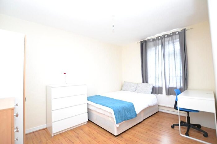 3 Bedroom Maisonette To Rent In Eric Street, Mile End, London, E3