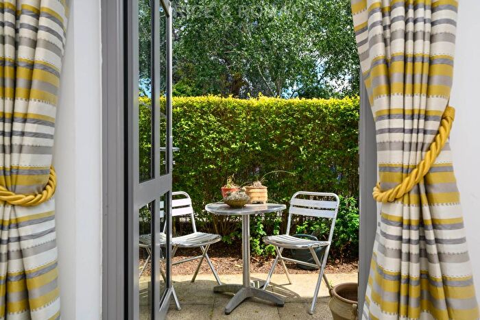 1 Bedroom Flat For Sale In Liberty House, Raynes Park, SW20