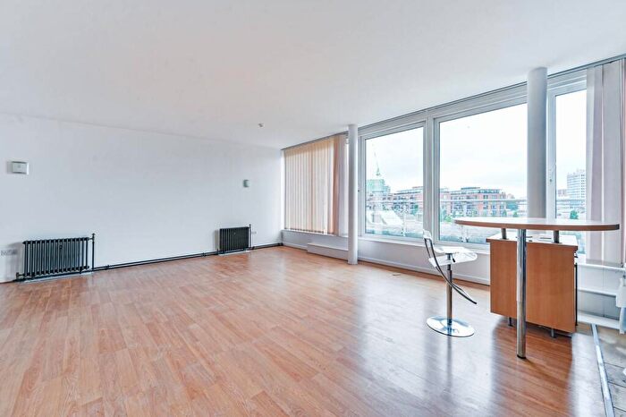 3 Bedroom Flat To Rent In Hopton Road, Woolwich, London, SE18