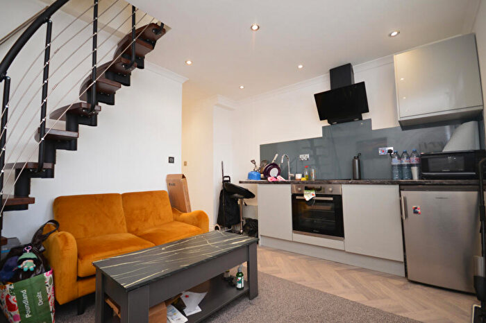 1 Bedroom Flat To Rent In Stradbroke Grove, Ilford, IG5