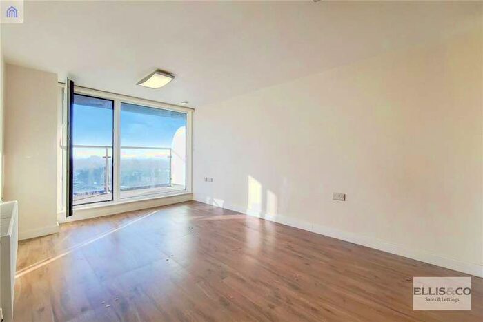 2 Bedroom Flat To Rent In The Green, Southall UB2