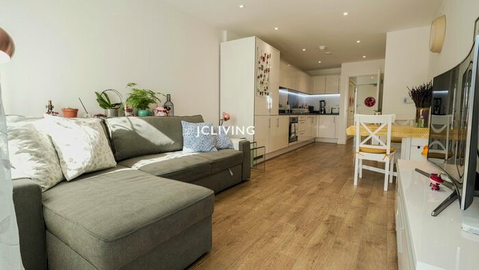 2 Bedroom Flat To Rent In Southmere House, Highland Street, E15