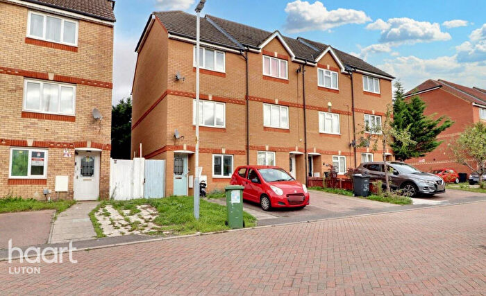 4 Bedroom Town House For Sale In Dunraven Avenue, Luton, LU1