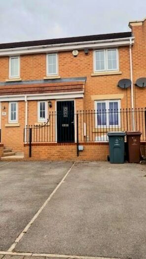 3 Bedroom Town House To Rent In Inchburn Crescent, Penistone, S36