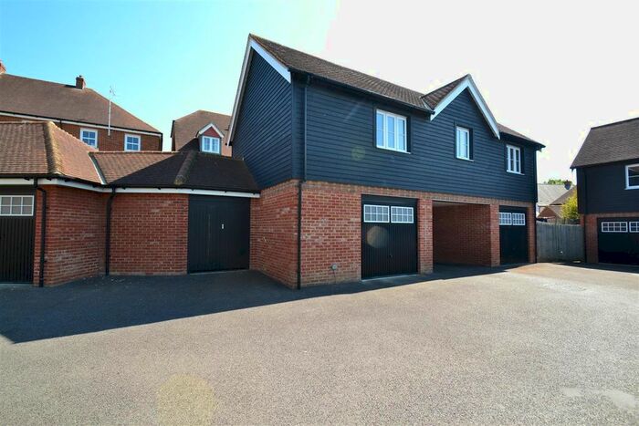 2 Bedroom Flat To Rent In Meadow Way, Horley, RH6