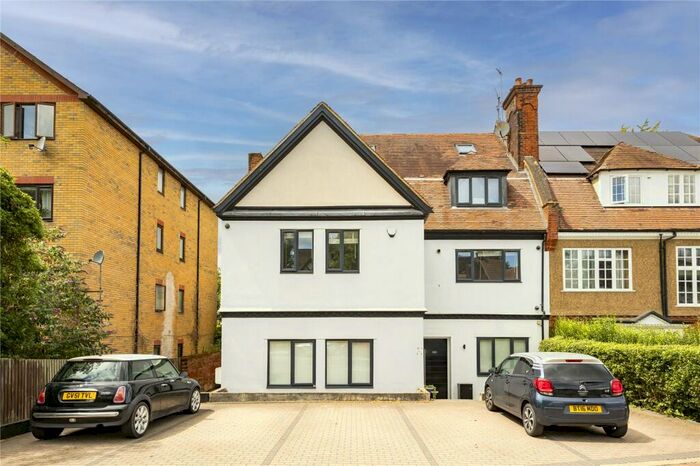 3 Bedroom Apartment To Rent In Nether Street, West Finchley, London, N12
