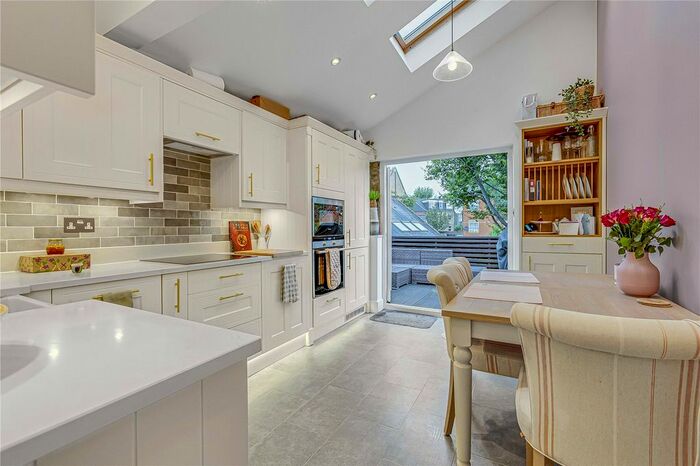 3 Bedroom Flat To Rent In Stephendale Road, London, SW6