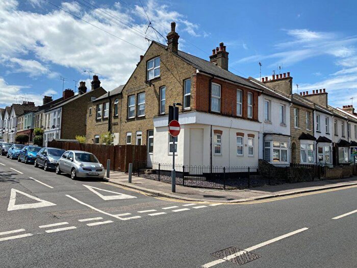 2 Bedroom Flat To Rent In Tintern Avenue-Westcliff On Sea : Register Online, SS0