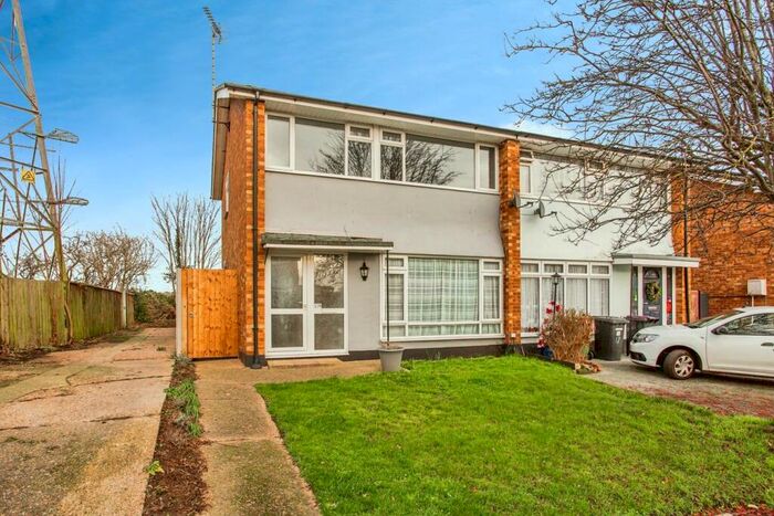 3 Bedroom Semi-Detached House For Sale In Coombes Grove, Rochford, SS4