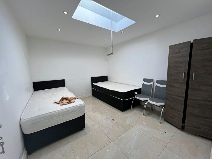 2 Bedroom Flat To Rent In Brisbane Road, Ilford, IG1