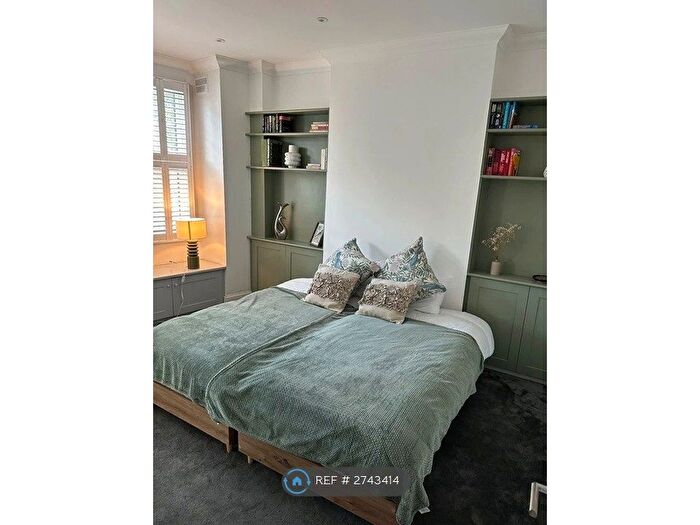 2 Bedroom Flat To Rent In Queenstown Road, London, SW8