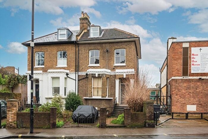 3 Bedroom Maisonette For Sale In Askew Road, Shepherds Bush, W12