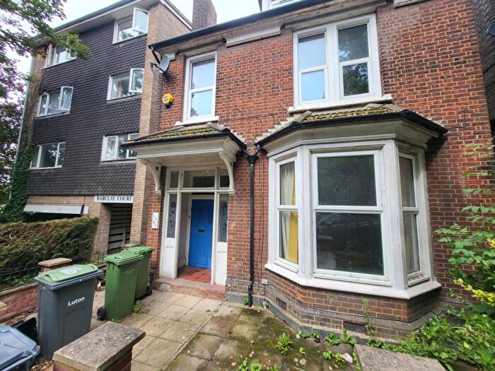 2 Bedroom Flat To Rent In Rarely Available In Cresent Rise, Luton, LU2