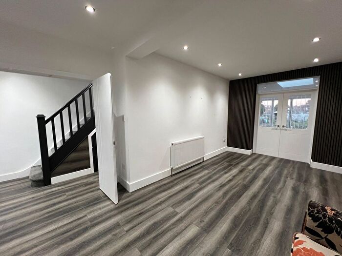 4 Bedroom Semi-Detached House To Rent In Chase Cross Road, Romford, RM5