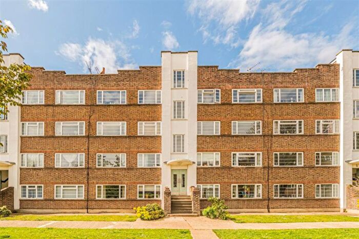 2 Bedroom Flat For Sale In Park Road, Hampton Wick, KT1