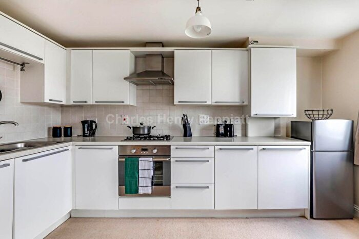 2 Bedroom Flat To Rent In Cavendish Place, Aldykes, AL10