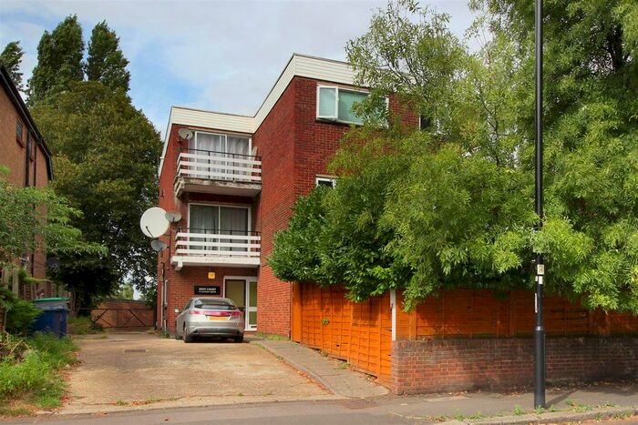 3 Bedroom Flat To Rent In Lynton Road, London, W3