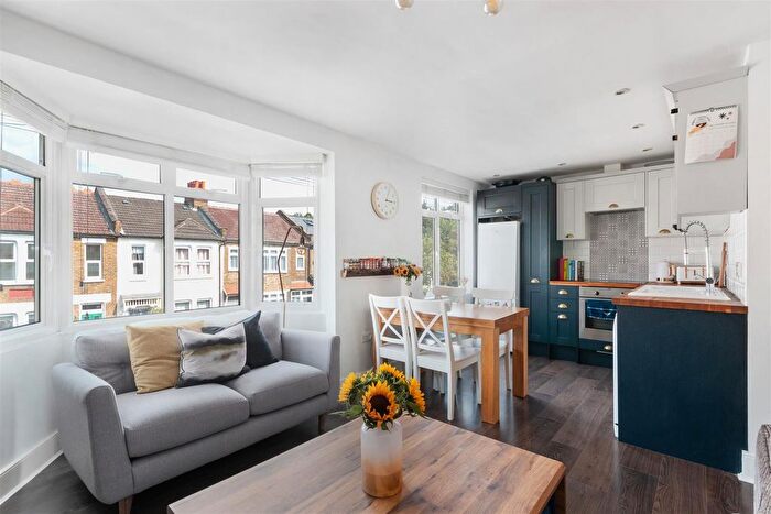 2 Bedroom Flat For Sale In Dupont Road, London, SW20