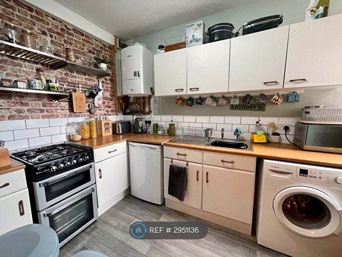 2 Bedroom Flat To Rent In Newport Road, Cowes, PO31