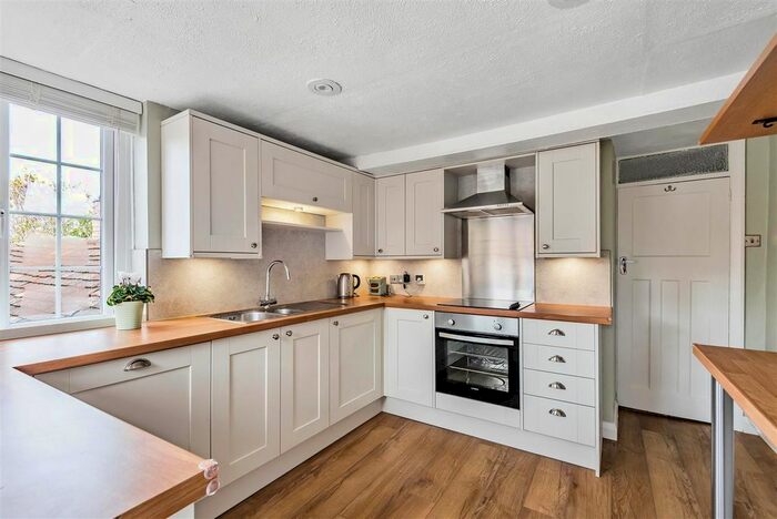 3 Bedroom Flat To Rent In High Street, Ripley, Woking, GU23