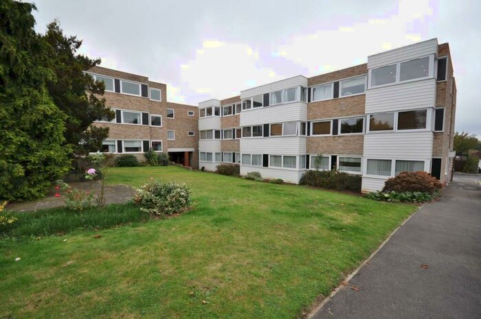 2 Bedroom Flat To Rent In Carlton Close Upminster Essex, RM14