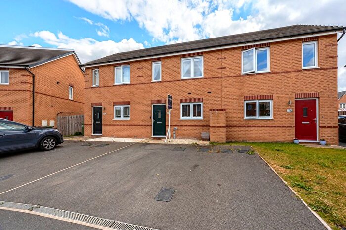 2 Bedroom Town House For Sale In Staithes Drive, Wakefield, WF1