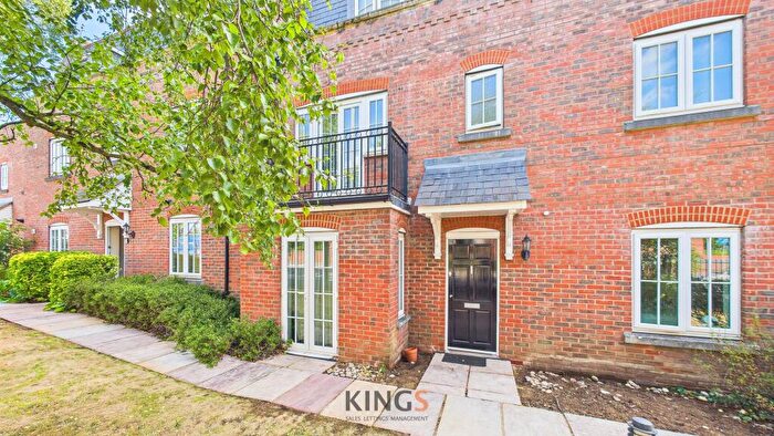 2 Bedroom Maisonette For Sale In Great North Road, Hatfield, AL9