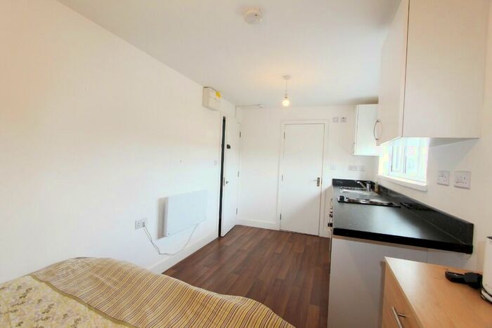 Studio To Rent In Woodville Gardens, London, NW11