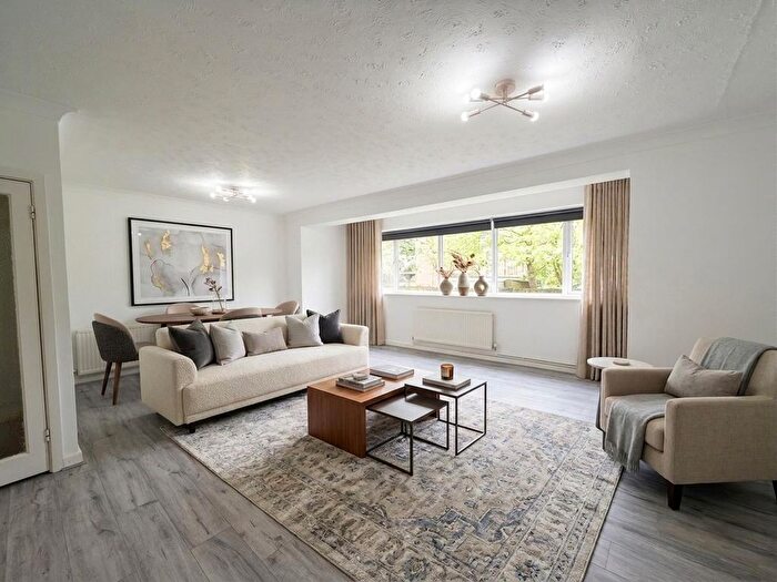 3 Bedroom Flat For Sale In Calthorpe Gardens, Edgware, HA8