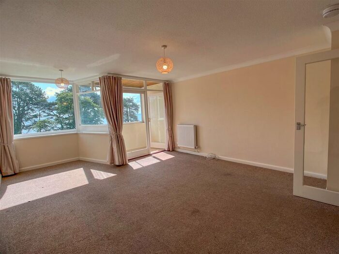 2 Bedroom Flat For Sale In Gullivers Close, West Cross, Swansea, SA3