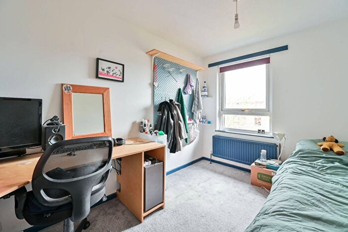 2 Bedroom Flat For Sale In Manaton Close, Peckham, London, SE15