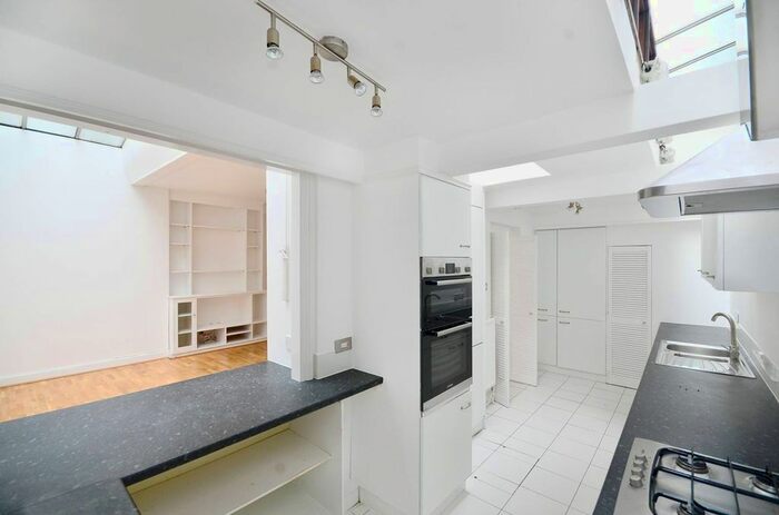 3 Bedroom Flat To Rent In Cornwall Gardens, South Kensington, London, SW7
