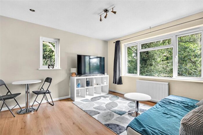 1 Bedroom Apartment For Sale In Howorth Court, Blewburton Walk, Bracknell, RG12