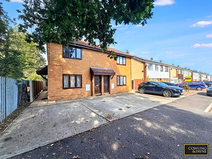 1 Bedroom Apartment For Sale In Mapleleaf Gardens, Wickford, Essex, SS12