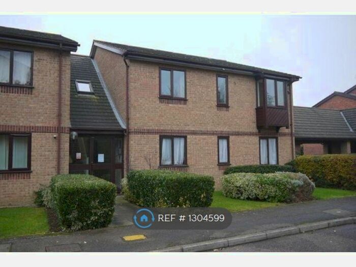 2 Bedroom Flat To Rent In Poets Chase, Aylesbury HP21