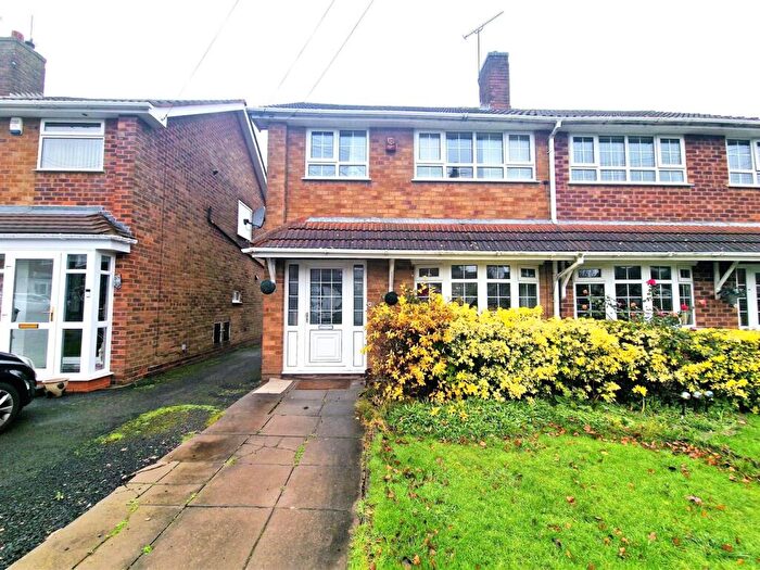 3 Bedroom Semi Detached House To Rent In Thornwood Close, Oldbury, B68