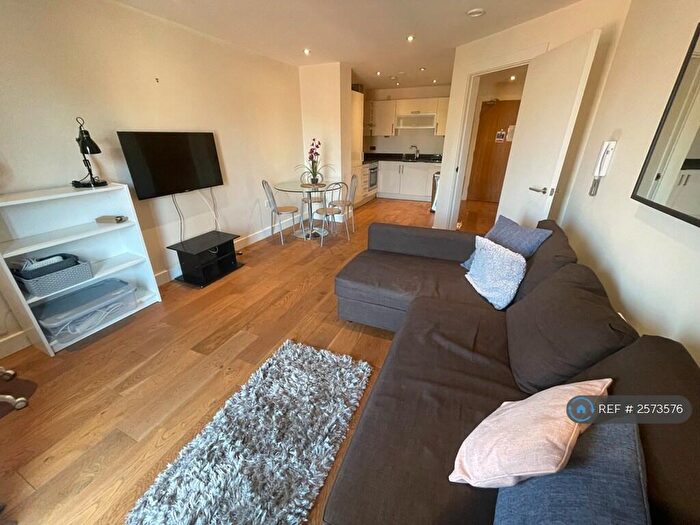 1 Bedroom Flat To Rent In The Chandlers, Leeds, LS2