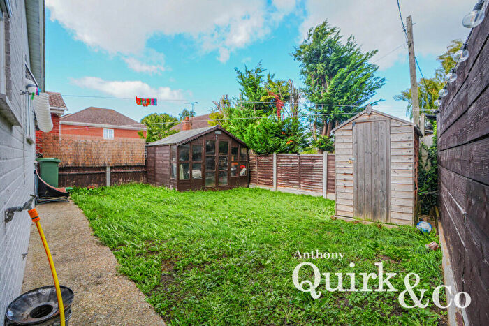 2 Bedroom Detached Bungalow For Sale In Thisselt Road, Canvey Island, SS8