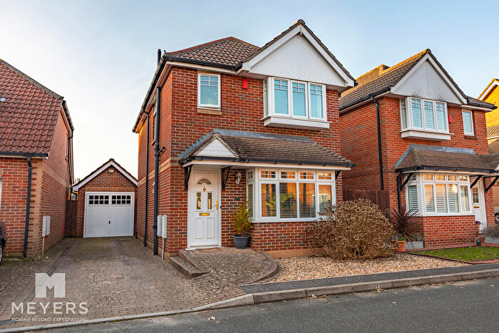 3 Bedroom Detached House For Sale In Chesilbourne Grove, Bournemouth, Throop, BH8