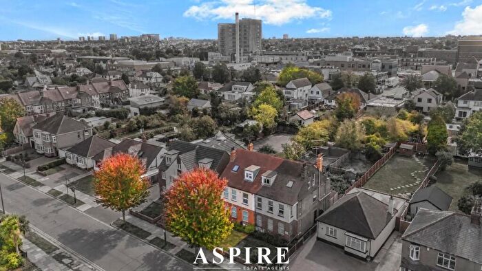 1 Bedroom Apartment For Sale In Carlton Avenue, Westcliff-On-Sea, SS0