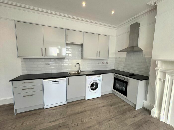 3 Bedroom Flat To Rent In Warham Road, South Croydon, CR2